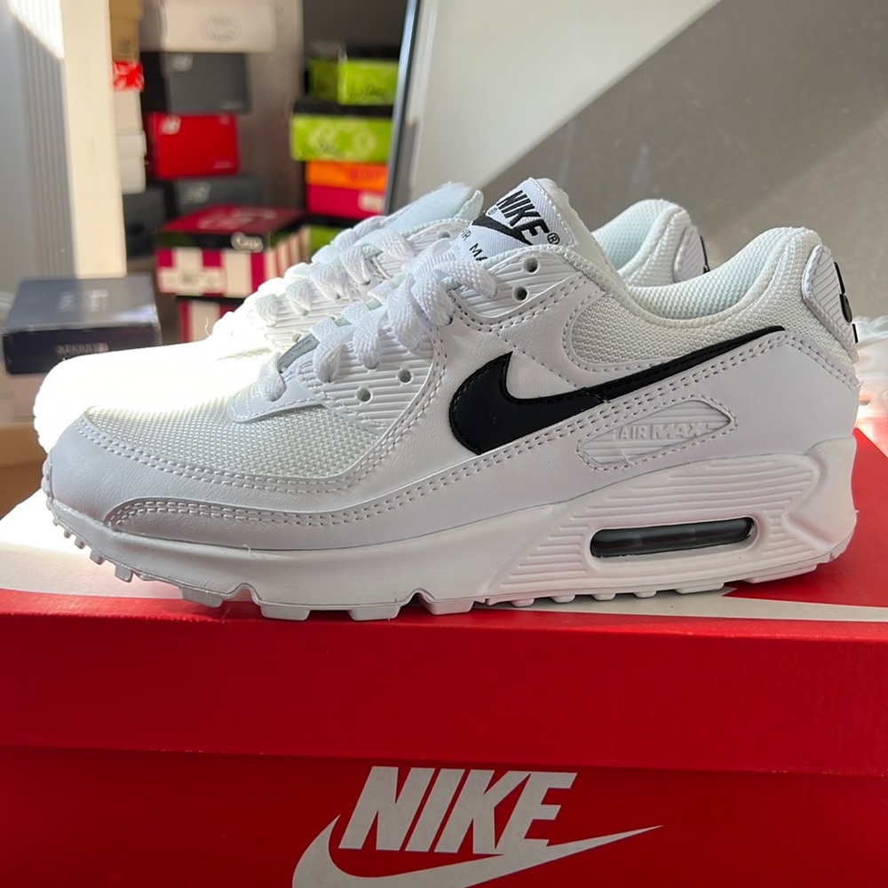 Nike Womens Airmax 90 brand new